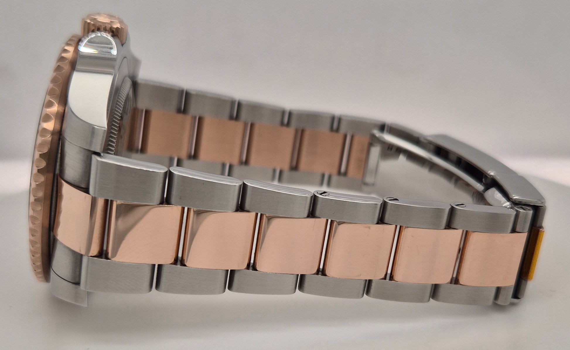 Rolex GMT-Master II Rootbeer Two Tone Everose Oyster 126711CHNR side left