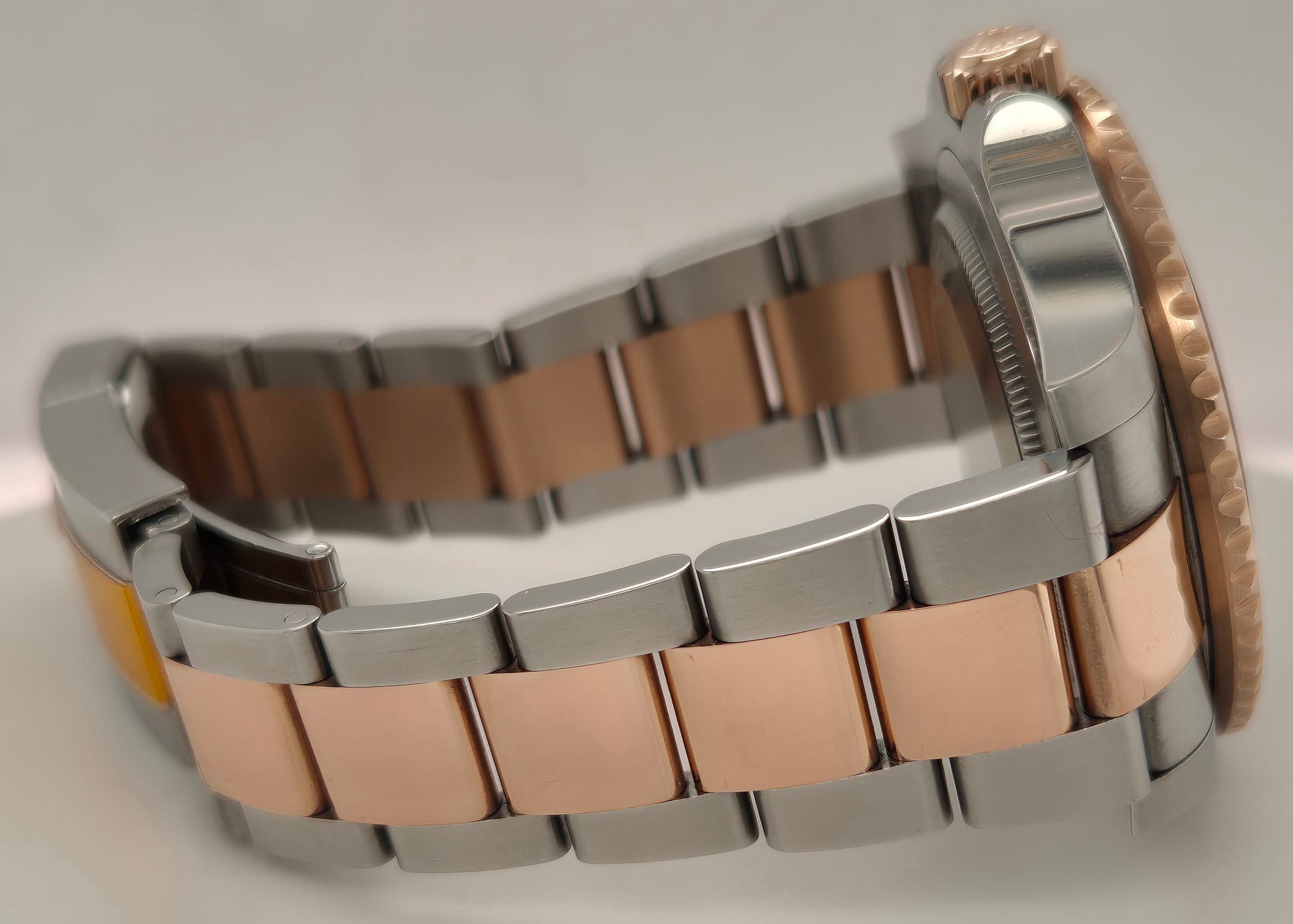 Rolex GMT-Master II Rootbeer Two Tone Everose Oyster 126711CHNR side right