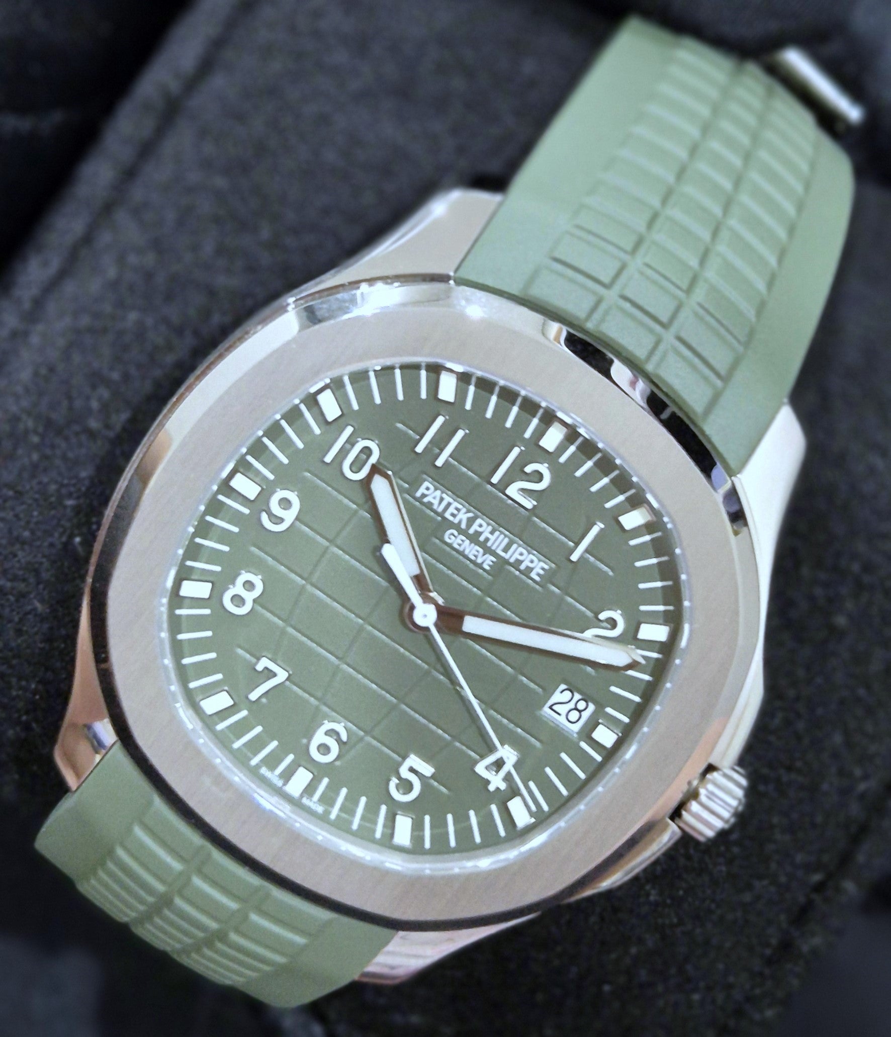 Patek Philippe Aquanaut Green White Gold 5168G-010 front right