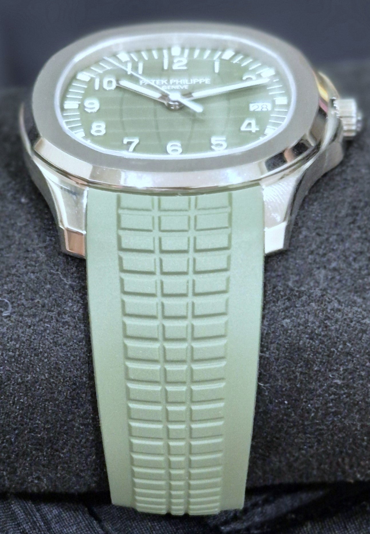 Patek Philippe Aquanaut Green White Gold 5168G-010 bracelet