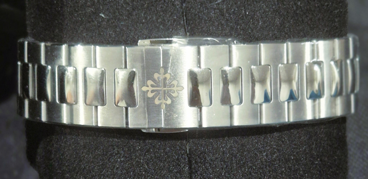 Patek Philippe Nautilus Sunburst Blue Dial Stainless Steel Q4 5990/1A-011 clasp