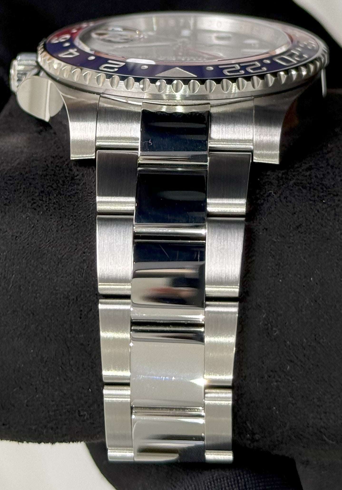 Rolex GMT-Master II Pepsi Oyster Bracelet 126710BLRO bracelet left