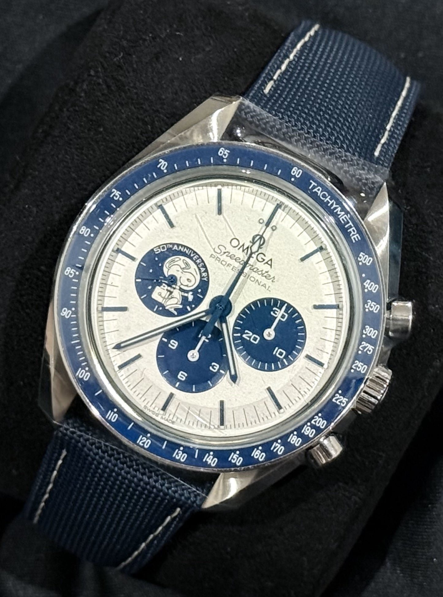 Omega Speedmaster Snoopy Ceramic & Steel 310.32.42.50.02.001 front right