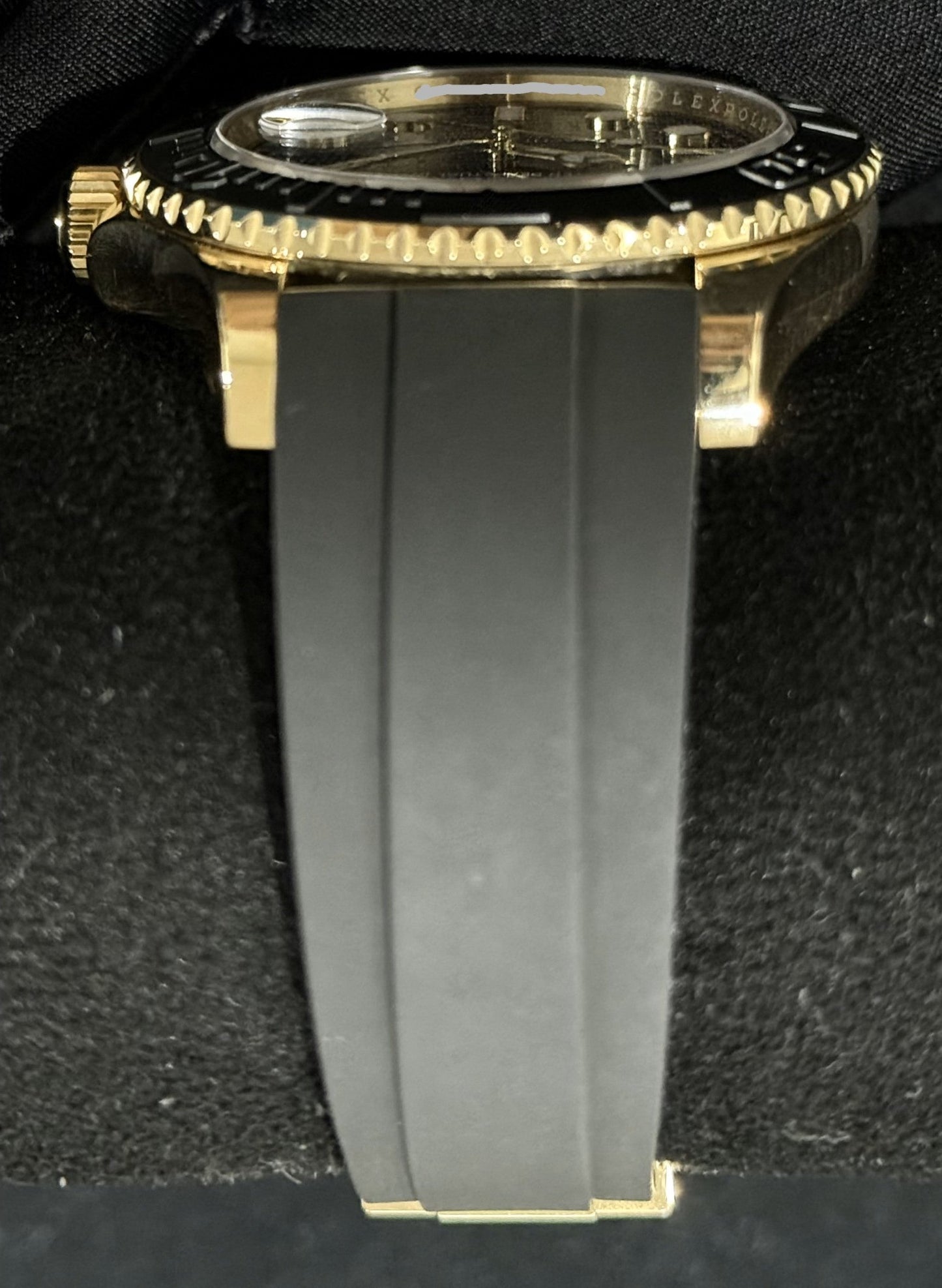 Rolex Yacht-Master Black Dial 18ct Yellow Gold Oysterflex 226658  strap back