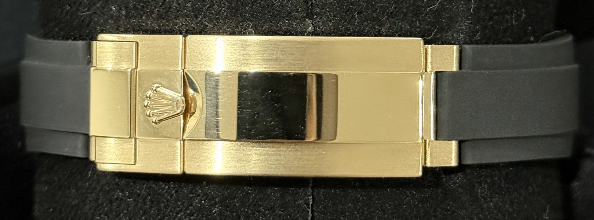 Rolex Yacht-Master Black Dial 18ct Yellow Gold Oysterflex 226658  clasp