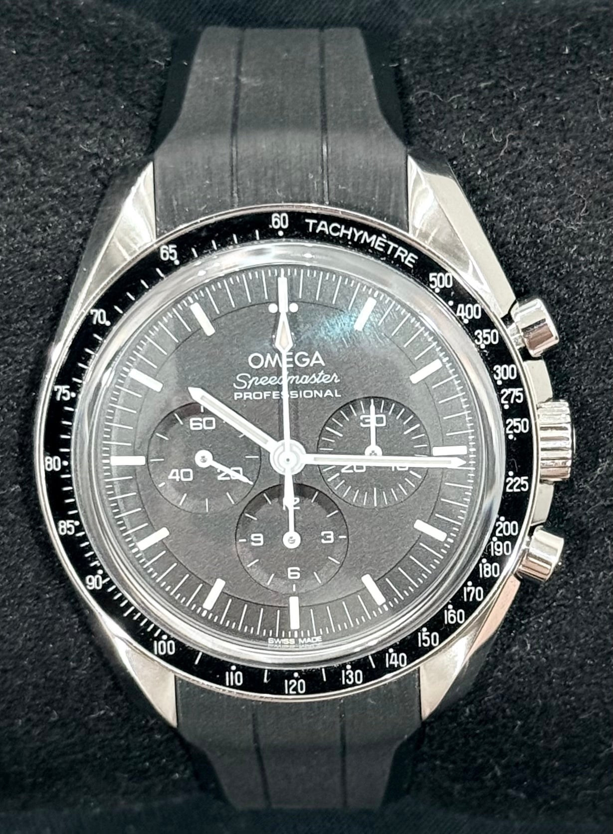 Omega Speedmaster Professional Moonwatch Sapphire Sandwich 310.30.42.50.01.002 front