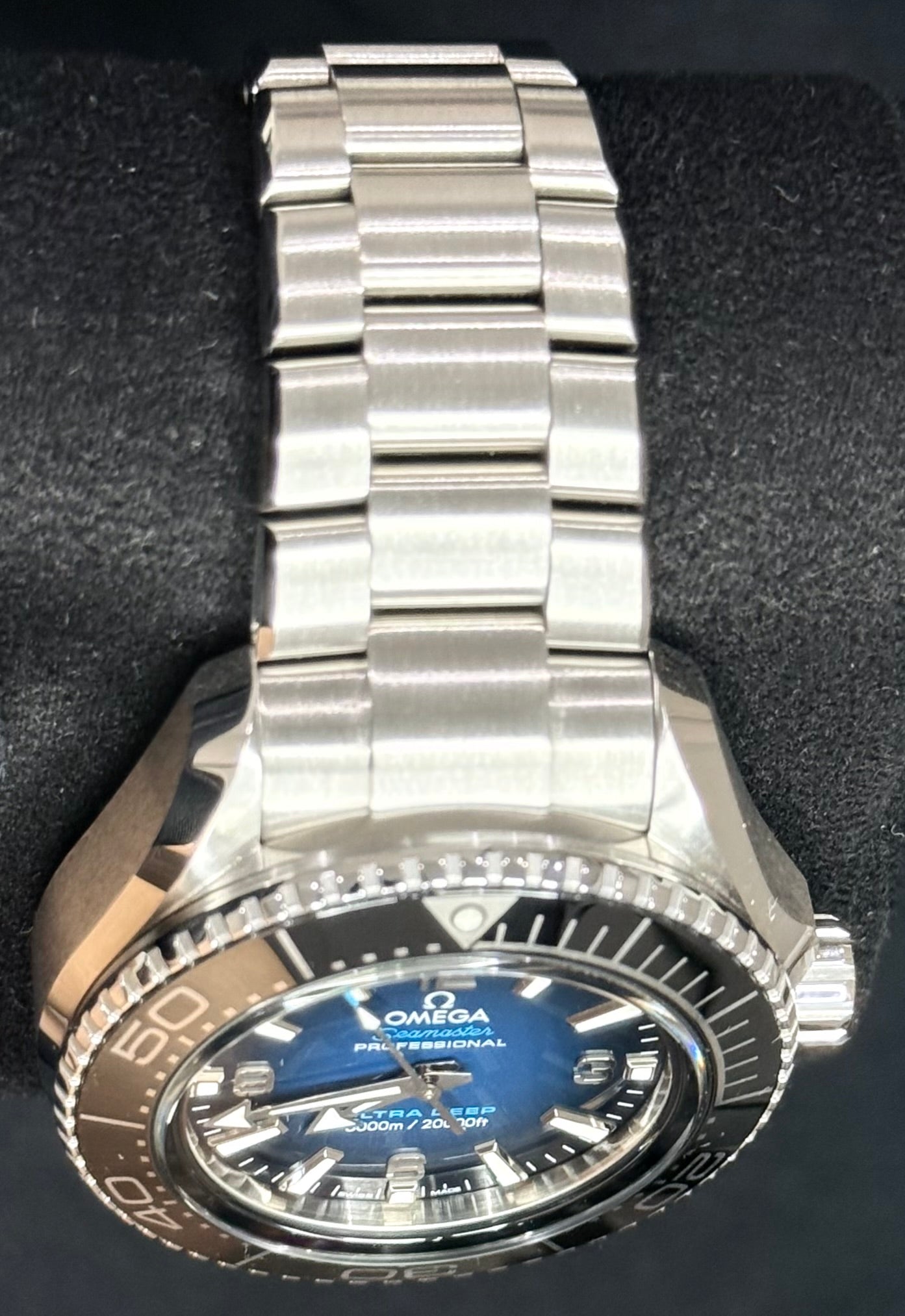 Omega Seamaster Ultra Deep Planet Ocean 6000M 215.30.46.21.03.001 bracelet 2