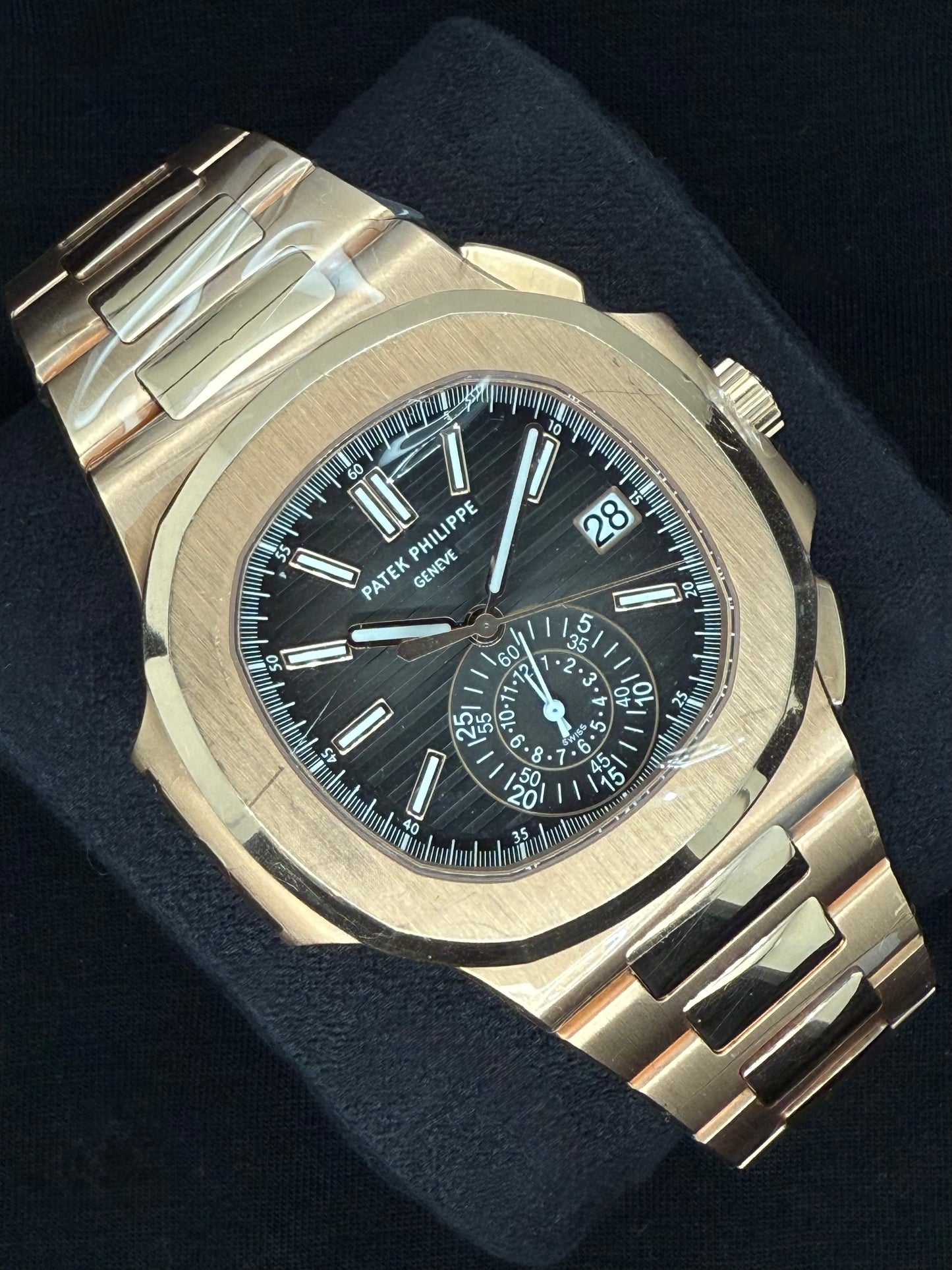 Patek Philippe Nautilus Grey Dial 18ct Rose Gold 5980/1R-001 left
