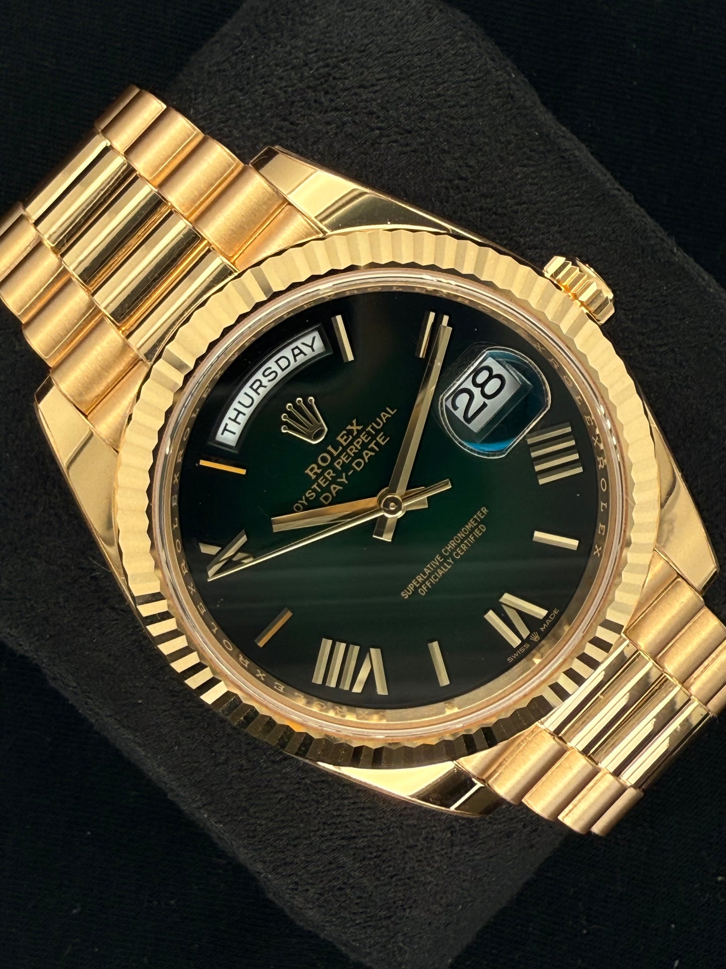 ROLEX DAY-DATE 40 YELLOW GOLD Rolex Day Date Yellow gold fluted bezel OMBRÉ GREEN DIAL 228238-0069