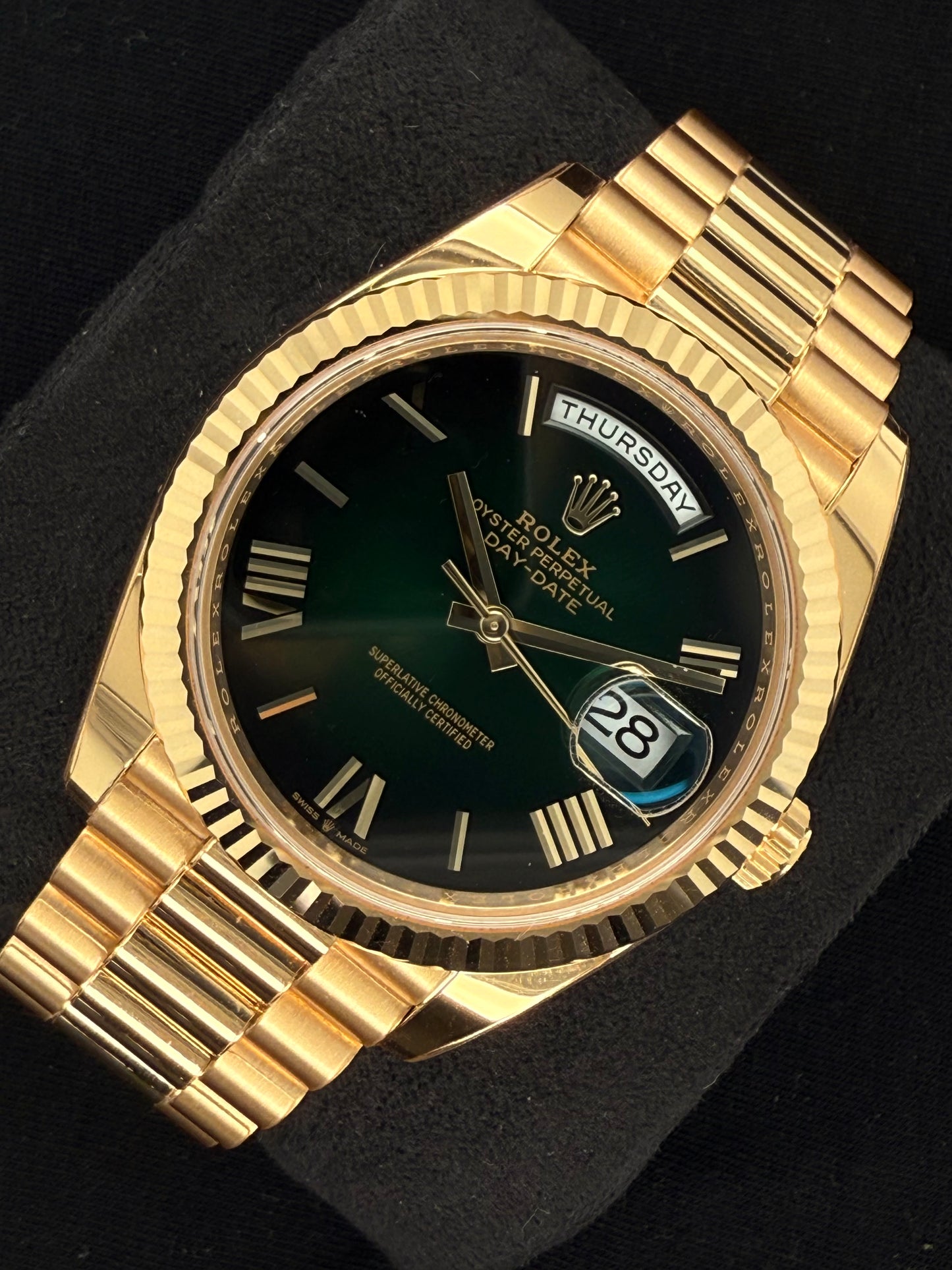ROLEX DAY-DATE 40 YELLOW GOLD Rolex Day Date Yellow gold fluted bezel OMBRÉ GREEN DIAL 228238-0069 Front