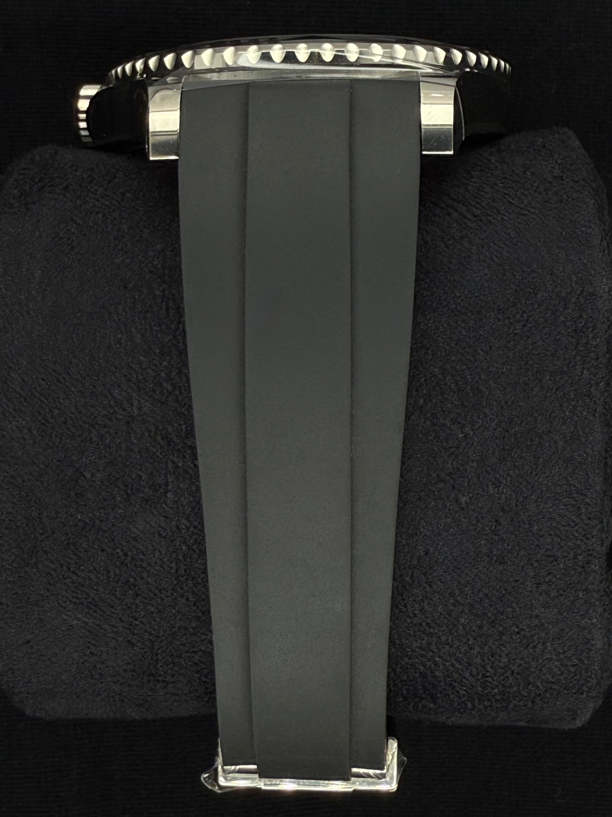 Rolex Yacht-Master 42 Black Dial 18ct White Gold Oysterflex 226659 strap