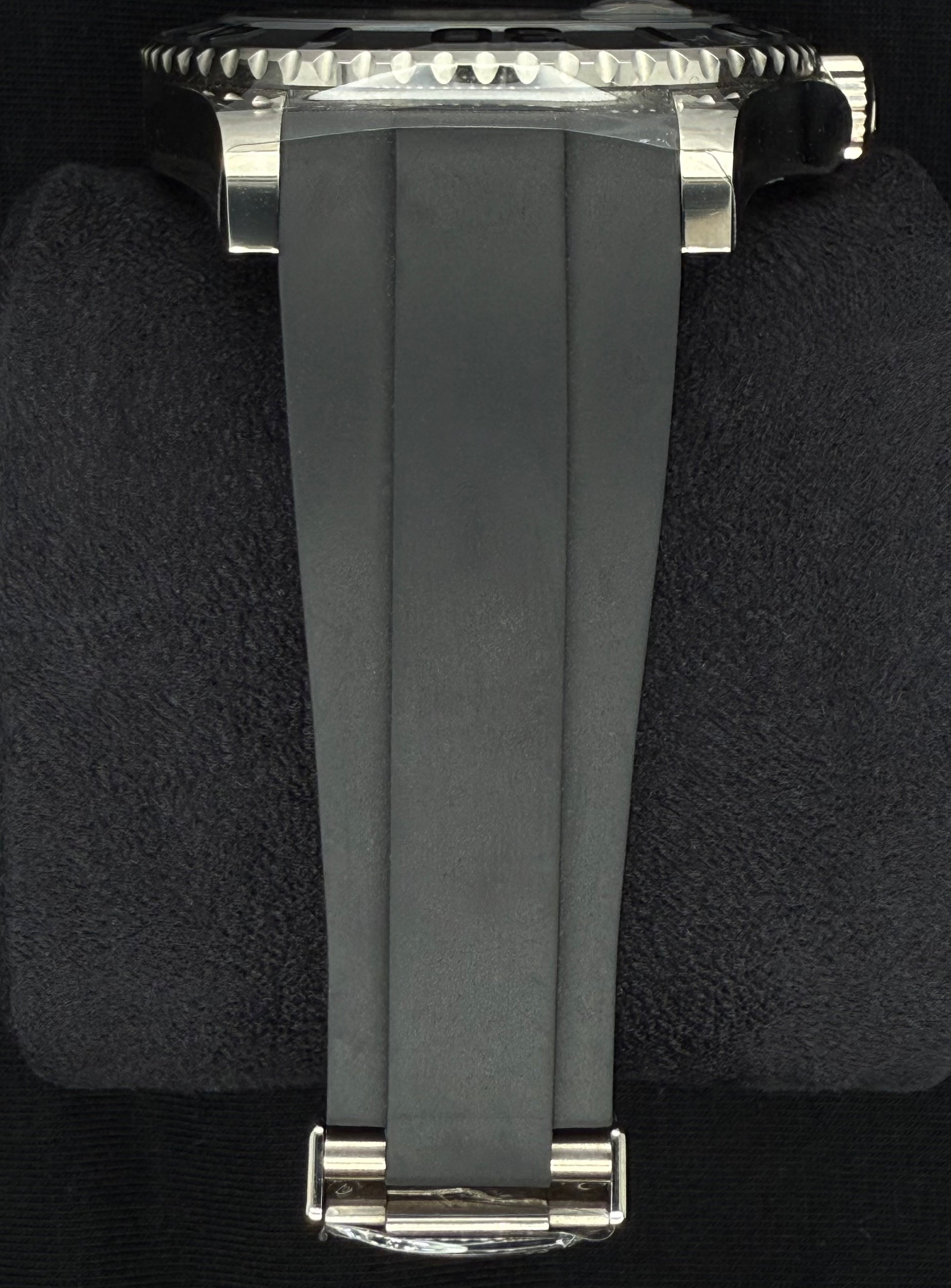 Rolex Yacht-Master 42 Black Dial 18ct White Gold Oysterflex 226659 strap