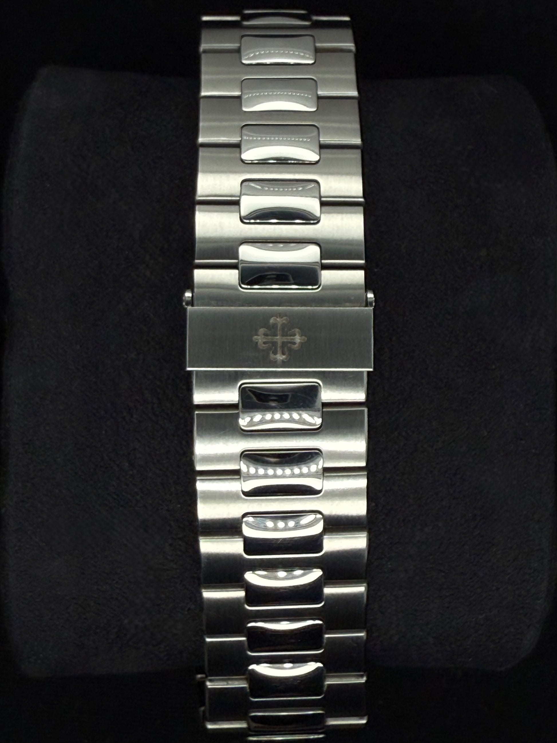 Patek Philippe Nautilus Blue Dial Stainless Steel 5711/1A-010 clasp