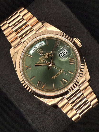 Rolex Day-Date 36 Olive Green Roman Everose Gold 128235 | 2025 | 36mm