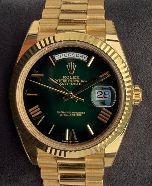 ROLEX DAY-DATE 40 YELLOW GOLD Rolex Day Date Yellow gold fluted bezel OMBRÉ GREEN DIAL 228238-0069 Front face