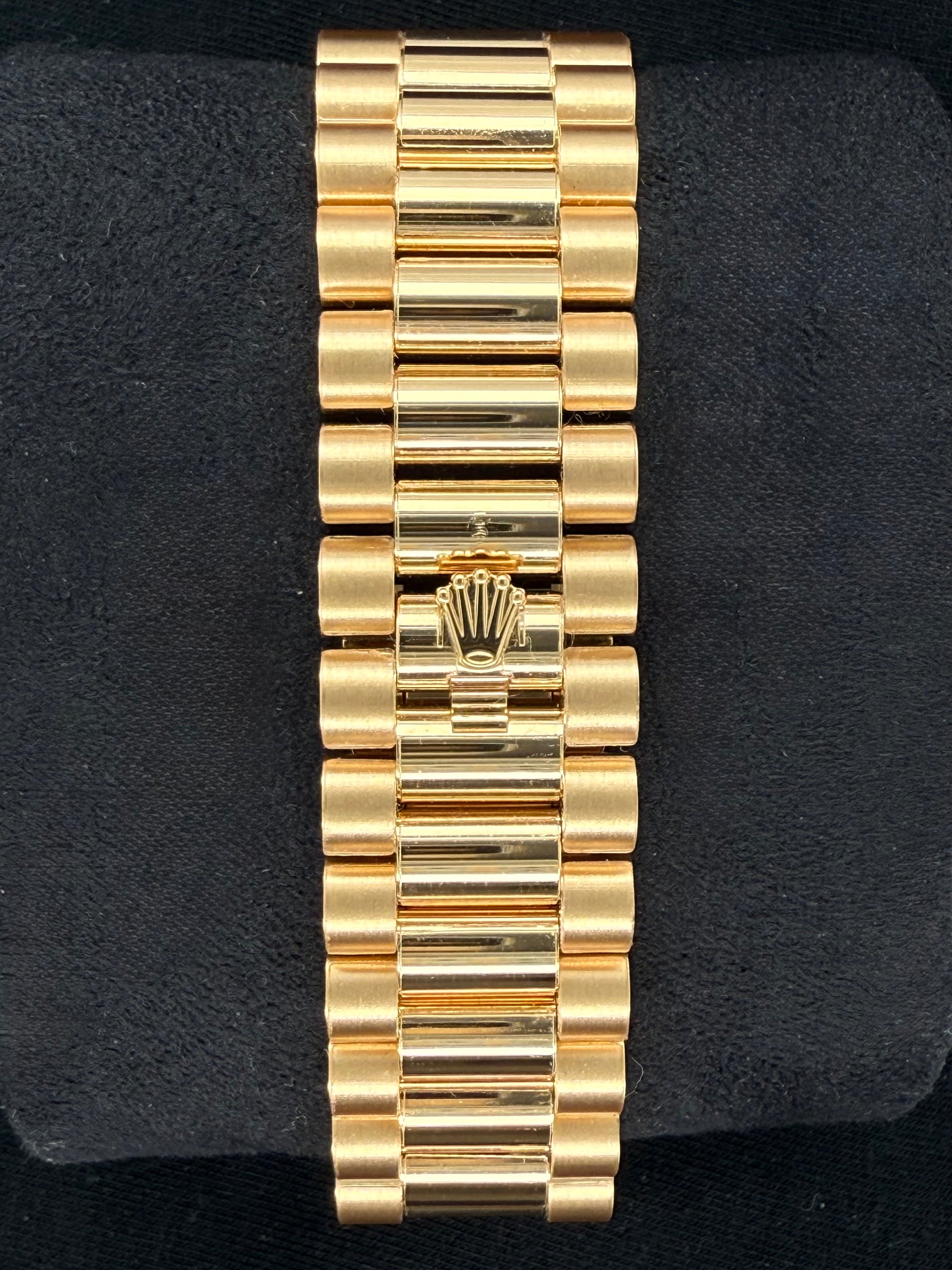 ROLEX DAY-DATE 40 YELLOW GOLD Rolex Day Date Yellow gold fluted bezel OMBRÉ GREEN DIAL 228238-0069 Clasp
