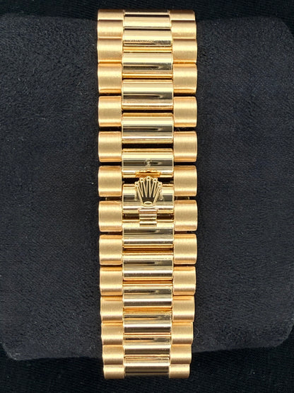 ROLEX DAY-DATE 40 YELLOW GOLD Rolex Day Date Yellow gold fluted bezel OMBRÉ GREEN DIAL 228238-0069 Clasp
