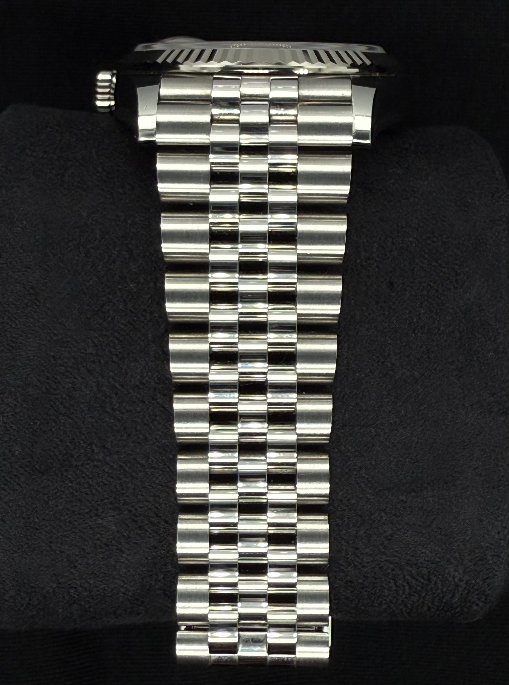 Rolex Datejust 36 Fluted Bezel Stainless Steel Purple Diamond Set Roman Dial VI and IX Jubilee 126234 bracelet
