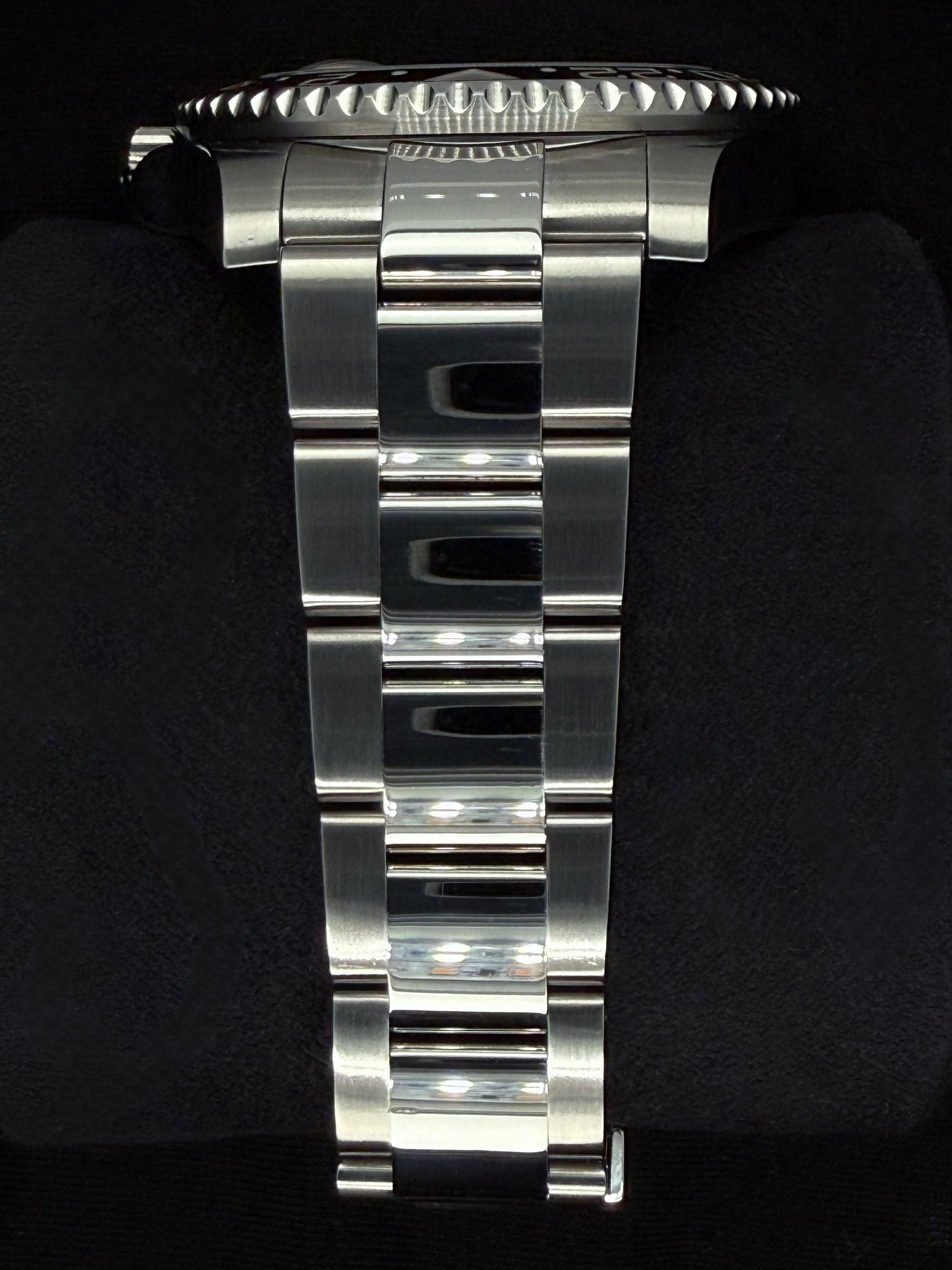 Rolex GMT-Master II Black Dial Green Arrow Hand 116710LN bracelet