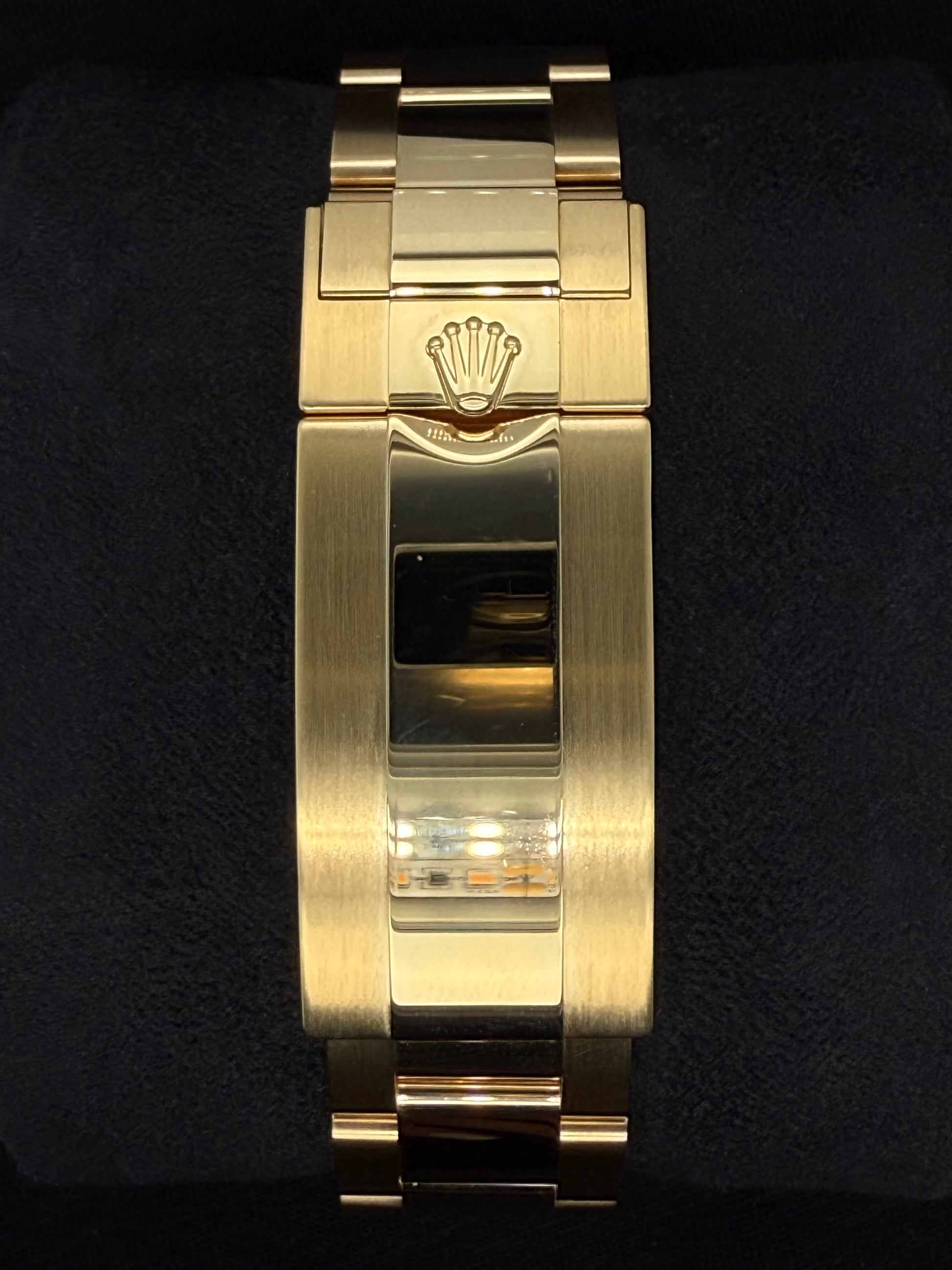 Rolex Submariner Black Dial 'Blacksy' Yellow Gold 126618LN clasp