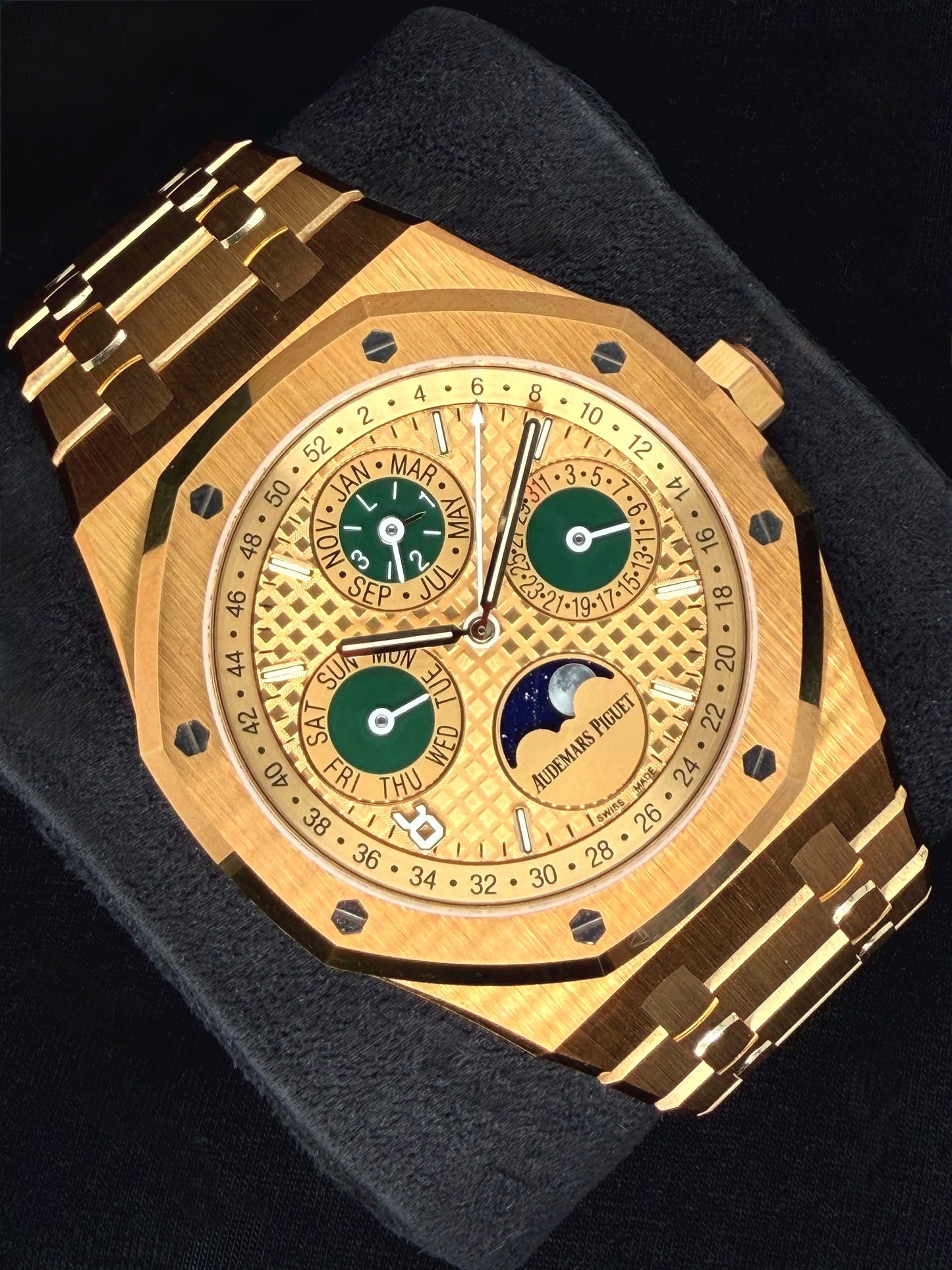 Audemars Piguet Royal Oak
Perpetual Calendar "Singapore" Yellow Gold Limited Edition 20 Pieces Worldwide 26607BA | 2021 | 41mm
