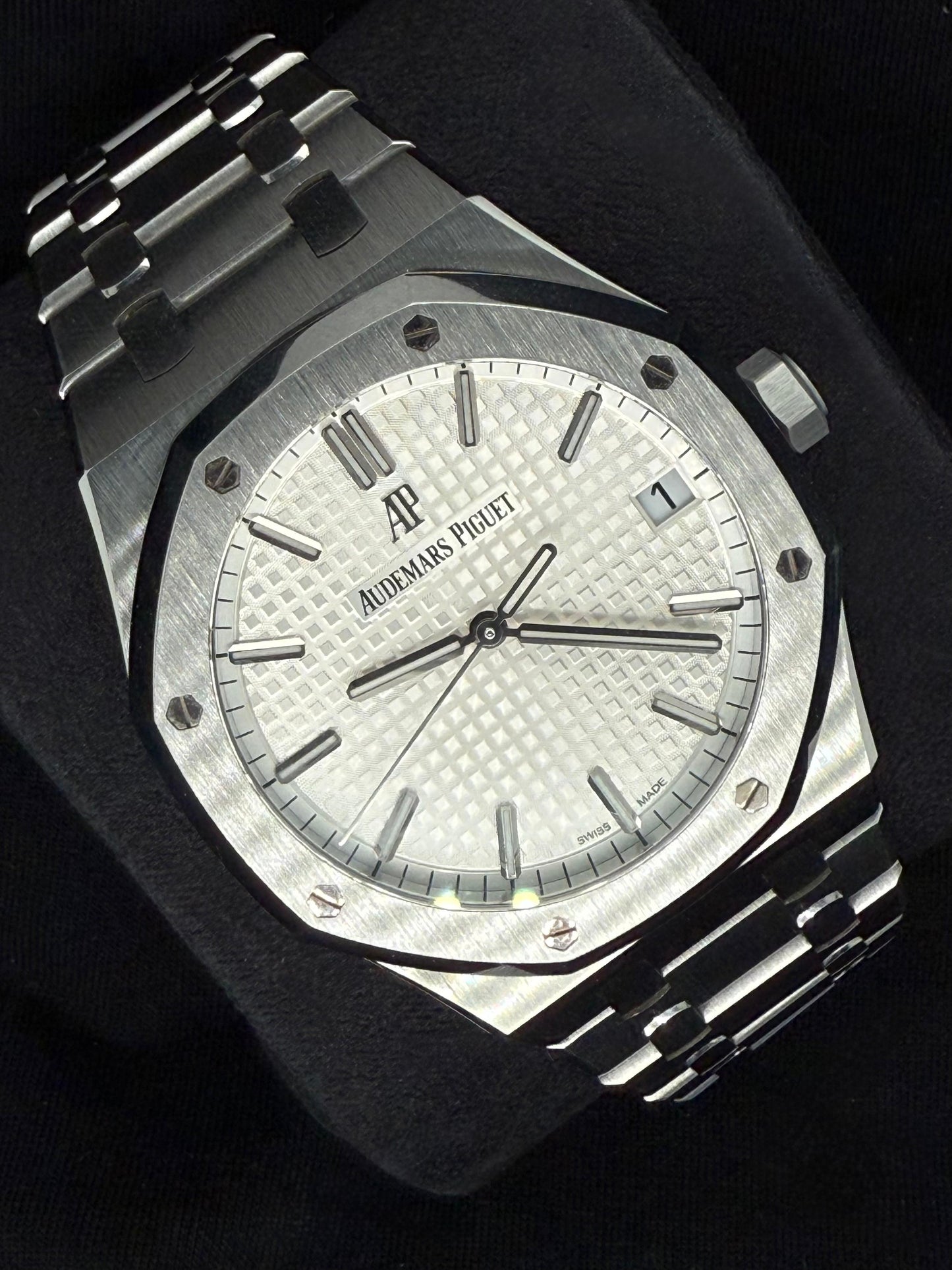 Audemars Piguet Royal Oak White Dial 15500ST.OO.1220ST.04 left
