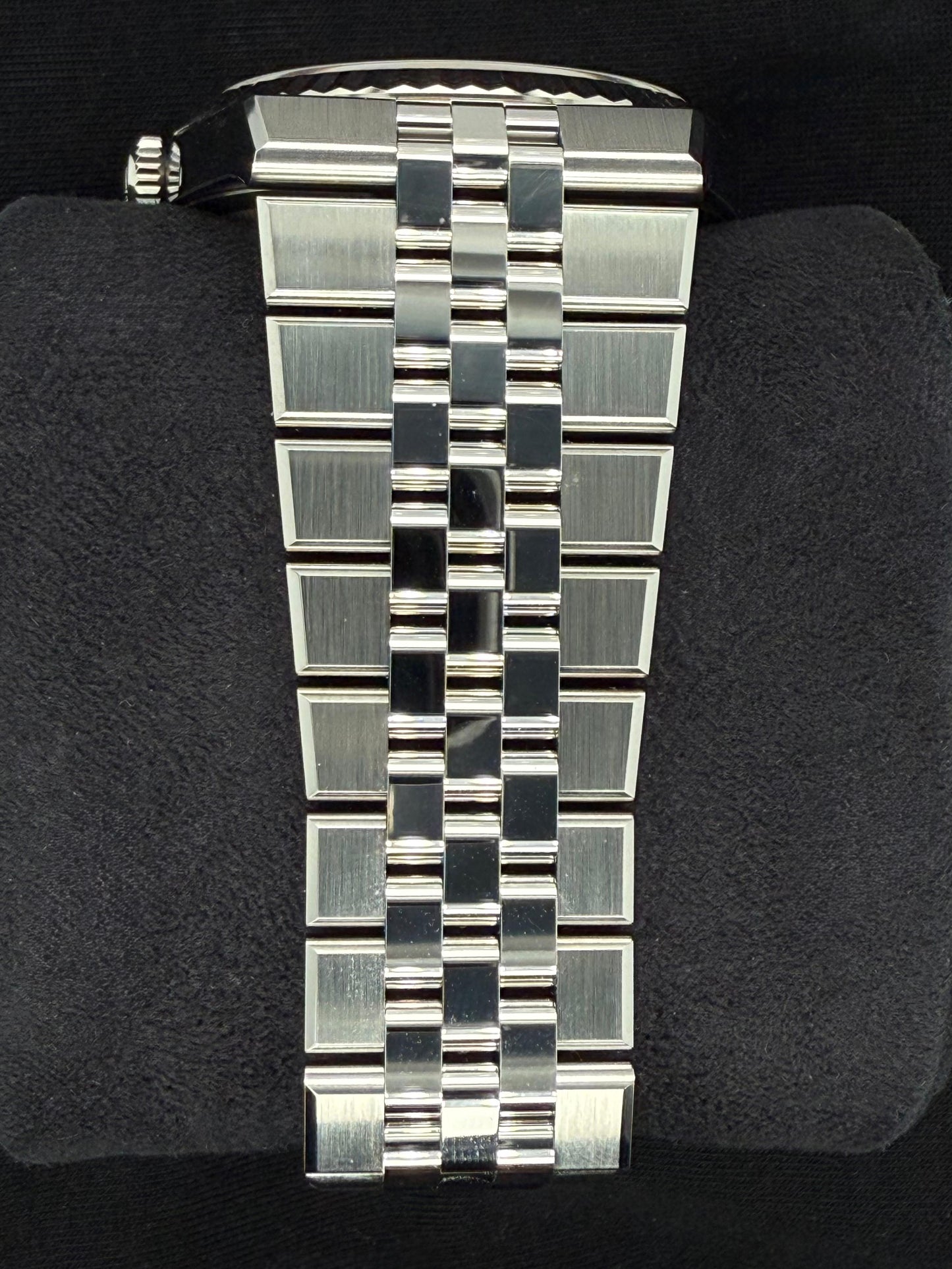 Rolex Land Dweller 40 White Dial Flat Jubilee 127334 | 2026 | 41mm