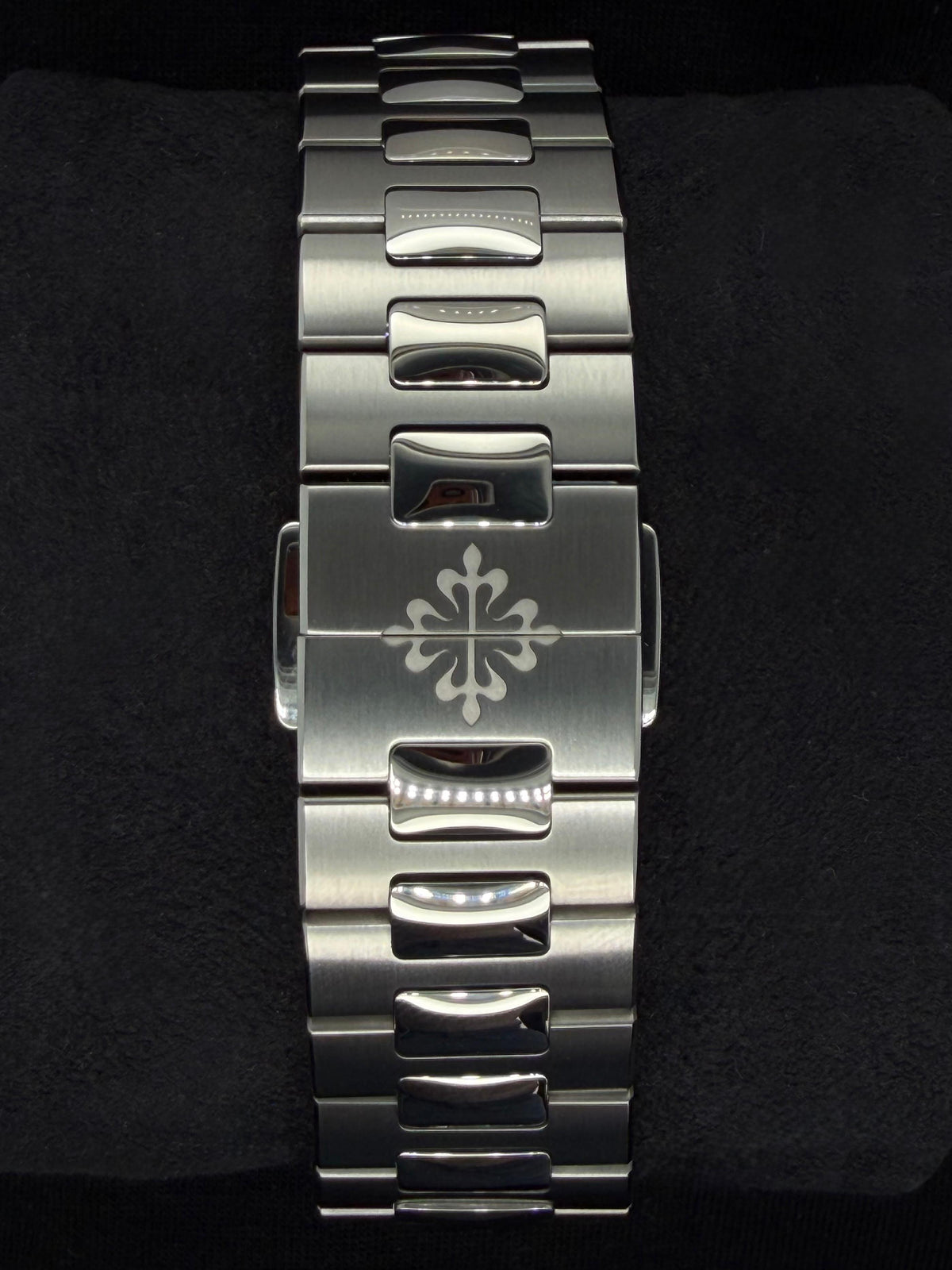Patek Philippe Nautilus Sunburst Blue Dial Stainless Steel Q4 5990/1A-011 | 2026 | 40.5mm