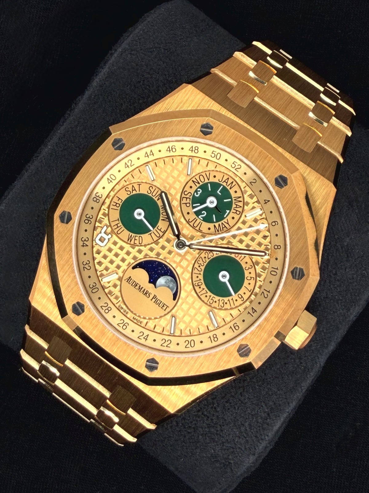 Audemars Piguet Royal Oak
Perpetual Calendar "Singapore" Yellow Gold Limited Edition 20 Pieces Worldwide 26607BA | 2021 | 41mm