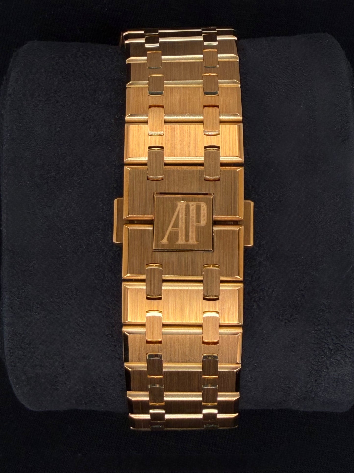 Audemars Piguet Royal Oak
Perpetual Calendar "Singapore" Yellow Gold Limited Edition 20 Pieces Worldwide 26607BA | 2021 | 41mm