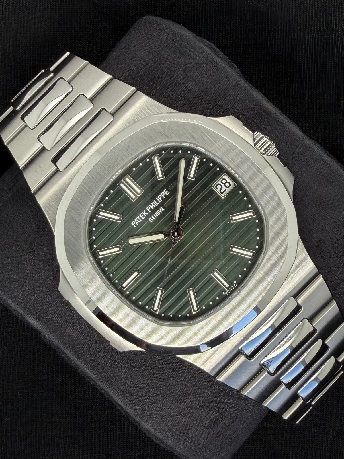 Patek Philippe Nautilus Olive Dial Stainless Steel 5711/1A-0014 | 2021 | 40mm