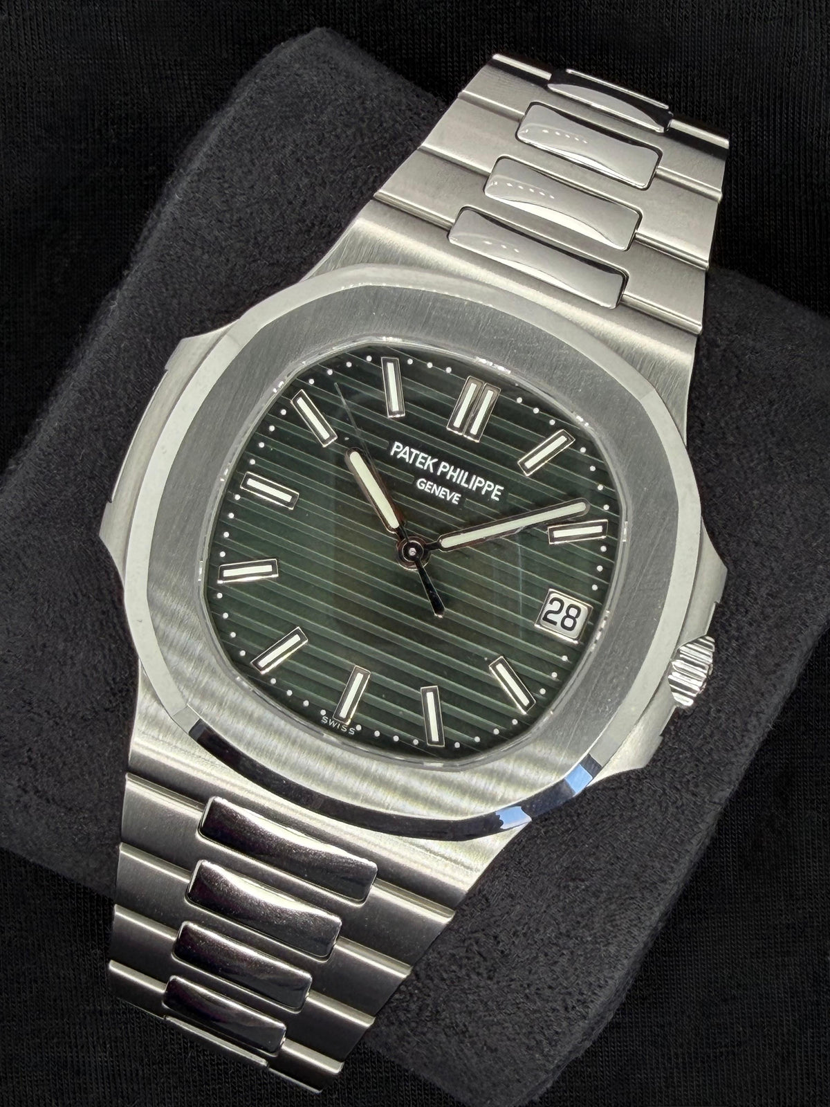 Patek Philippe Nautilus Olive Dial Stainless Steel 5711/1A-0014 | 2021 | 40mm
